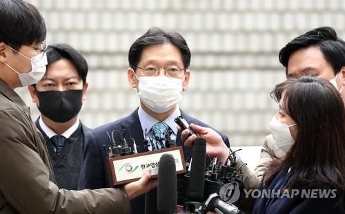 South Gyeongsang Province Gov. Kim Kyoung-soo talks to reporters on his way to attend his appeals trial at the Seoul High Court on Nov. 6, 2020. (Yonhap)