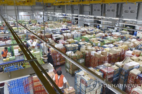 In this photo provided by Korea Post, workers sort parcels at one of its warehouses in the central city of Daejeon on Sept. 22, 2020, ahead of the Chuseok holiday, which falls on Oct. 1. (PHOTO NOT FOR SALE) (Yonhap)