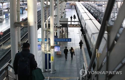 A KTX bullet train platform at Seoul Station is quiet on Dec. 8, 2020. (Yonhap)