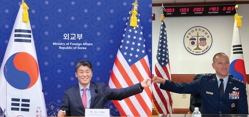 This photo provided by South Korea&apos;s foreign ministry shows Director General Ko Yun-ju (L) of the North American Affairs Bureau of the ministry and Ltn. Gen. Scott L. Pleus, deputy commander of U.S. Forces Korea, holding the 201st Status of Forces Agreement (SOFA) Joint Committee meeting virtually on Dec. 11, 2020. (PHOTO NOT FOR SALE) (Yonhap) 