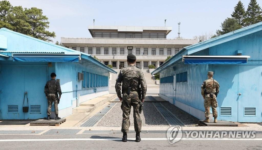 In the file photo taken on April 19, 2018, South Korean and U.S. soldiers stand guard at the inter-Korean truce village of Panmunjom, north of Seoul, ahead of the historic inter-Korean summit talks at the village on April 27. (Yonhap)