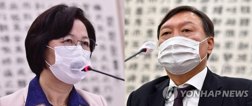 These undated photos show Justice Minister Choo Mi-ae (L) and Prosecutor General Yoon Seok-youl. (Yonhap)