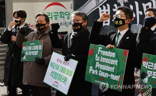 Former President Park Geun-hye's supporters protest outside the Supreme Court in Seoul on Jan. 14, 2021, calling for Park's release. (Yonhap)