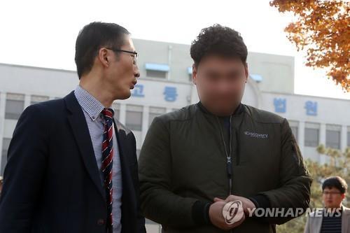 This file photo shows the 37-year-old man (R), surnamed Choi, who served 10 years in prison on a wrongful murder conviction, and his lawyer. (Yonhap) 