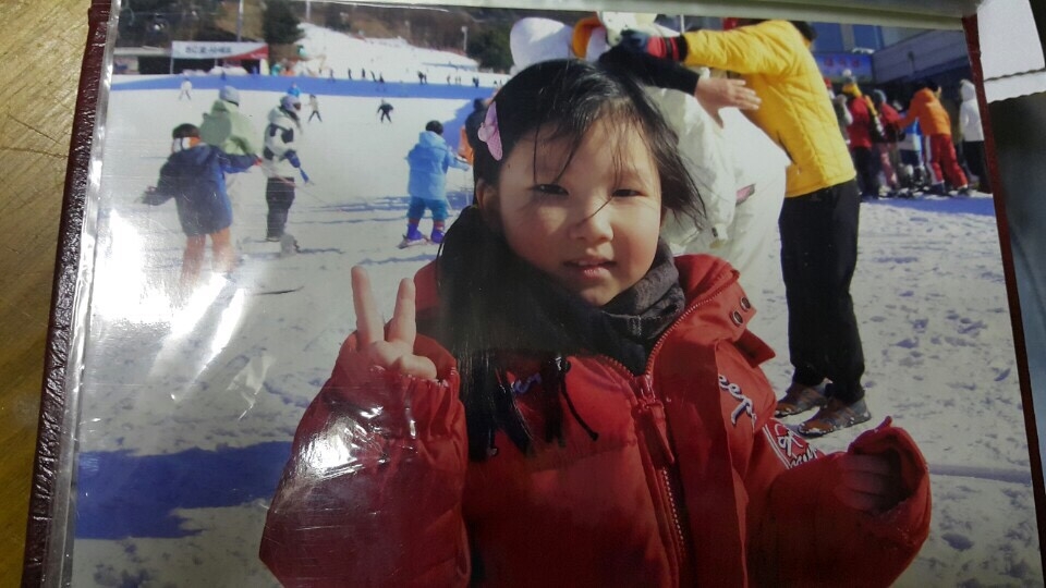 A young Kang Young-a makes a peace sign at the camera, in this undated photo provided by Kang and The Beautiful Foundation. (PHOTO NOT FOR SALE) (Yonhap)