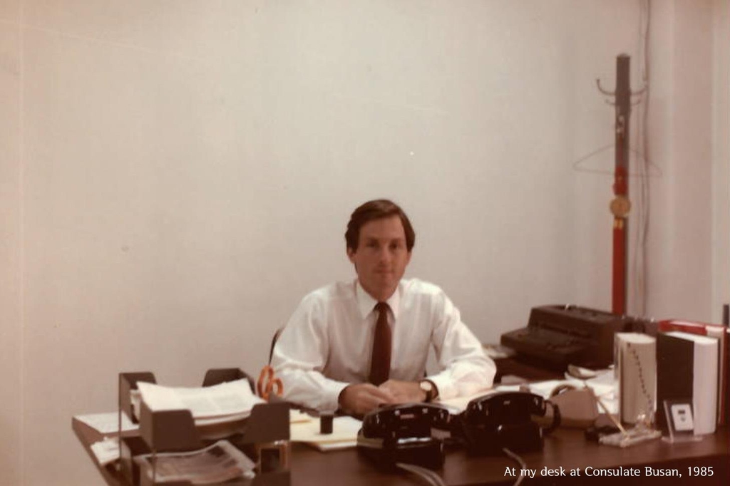 This photo, captured from acting U.S. Ambassador Rob Rapson's Twitter account, shows a young Rapson at his desk when he worked at the U.S. Consulate in Busan, South Korea's second-largest city, in 1985. (PHOTO NOT FOR SALE) (Yonhap) 