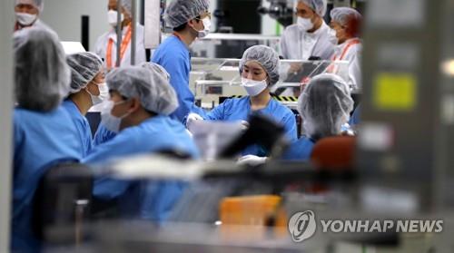Employees at SK Bioscience Co.'s factory in Andong, 230 kilometers southeast of Seoul, package AstraZeneca's COVID-19 vaccine on Jan. 20, 2021. (Yonhap)