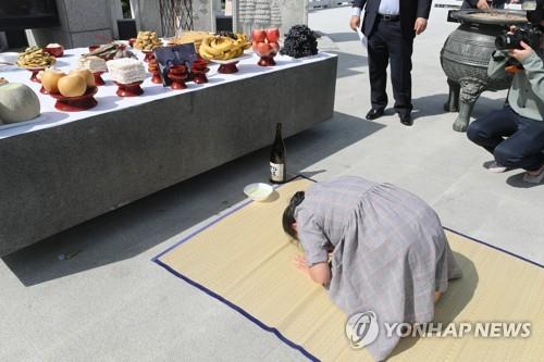 In this file photo, a woman bows during a joint ancestral rite for North Korean defectors at Imjingak Park in Paju, just south of the Demilitarized Zone separating the Koreas. (Yonhap)
