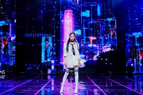 This photo, provided by MNH Entertainment, shows K-pop soloist Chungha performing during a press conference held on Feb. 15, 2021. (PHOTO NOT FOR SALE) (Yonhap)