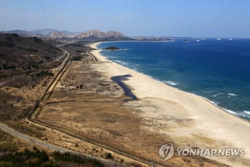 This file photo taken April 3, 2019, shows the east coast near the inter-Korean border in Goseong, Gangwon Province. (Yonhap) 