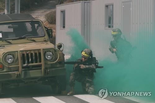 This undated file photo shows urban combat training by reservists at a reserve forces training center in Namyangju, east of Seoul. (Yonhap)
