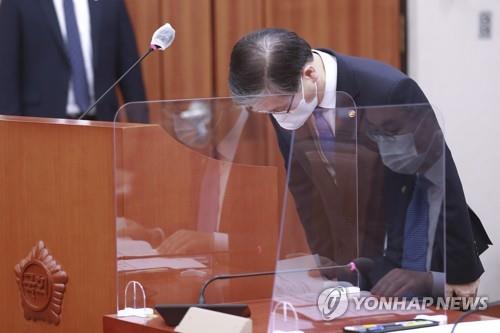 Land Minister Byeon Chang-heum bows in apology over a land speculation scandal involving employees of the state housing company during a parliamentary session on March 9, 2021. (Yonhap)