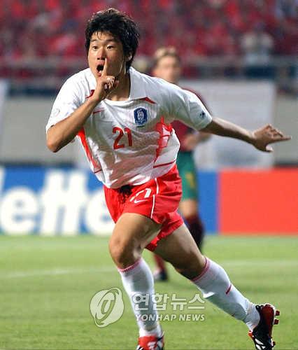 In this file photo from June 14, 2002, Park Ji-sung of South Korea celebrates his goal against Portugal in the teams' Group D match at the FIFA World Cup at Incheon Munhak Stadium in Incheon, 40 kilometers west of Seoul. (Yonhap)