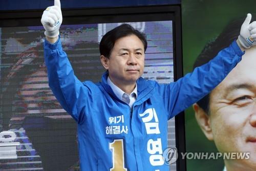 This photo shows the Democratic Party's Busan mayoral candidate Kim Young-choon on the first day of his official election campaign on March 25, 2021. (Yonhap)