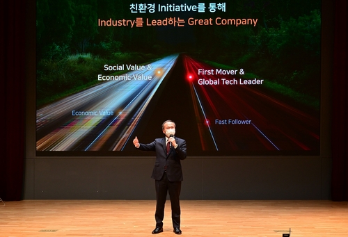 In this photo provided by SK hynix Inc. on March 30, 2021, SK hynix CEO Lee Seok-hee speaks to shareholders at the company's shareholders meeting in Icheon, south of Seoul. (PHOTO NOT FOR SALE) (Yonhap)