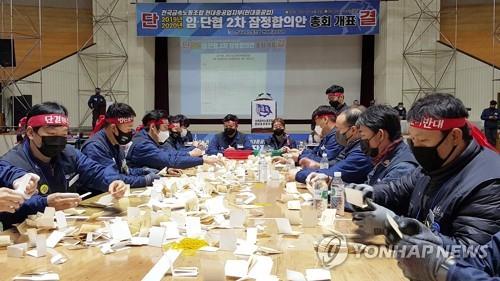Unionized members of Hyundai Heavy Industries Co. count votes for the second tentative wage agreement with management, in this photo provided by the shipbuilder on April 2, 2021. (PHOTO NOT FOR SALE) (Yonhap)