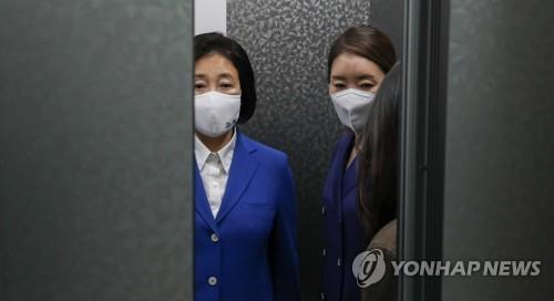 The Democratic Party's Seoul mayoral candidate Park Young-sun heads to the party's headquarters in Seoul following an exit poll in favor of the main opposition party on April 7, 2021. (Yonhap)