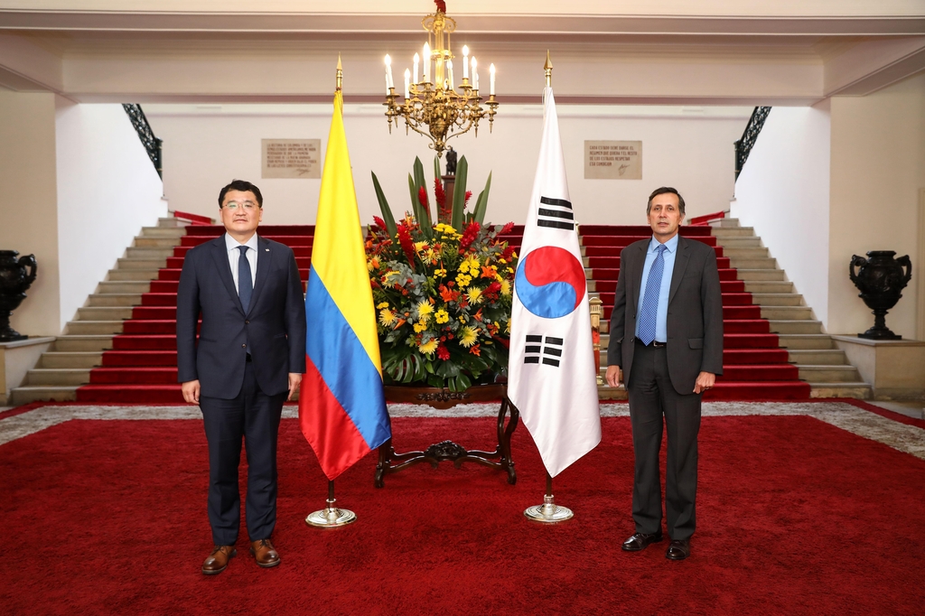 South Korea's First Vice Foreign Minister Choi Jong-kun poses for photo with his Colombian counterpart, Francisco Echeverri, during his visit to the Latin American country this week, in this photo provided by Seoul's foreign ministry on April 20, 2021. (PHOTO NOT FOR SALE) (Yonhap) 