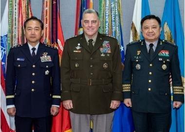 This file photo, provided by the U.S. Joint Chiefs of Staff (JCS), shows a trilateral meeting among South Korea's JCS Chairman Gen. Park Han-ki (R) and his U.S. and Japanese counterparts, Gen. Mark Milley (C) and Gen. Koji Yamazaki, respectively, at the Pentagon near Washington on Oct. 1, 2019. (PHOTO NOT FOR SALE) (Yonhap) 