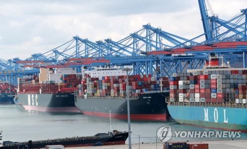 This file photo, taken March 2, 2021, shows ships carrying containers docking at a port in South Korea's southeastern city of Busan. (Yonhap)