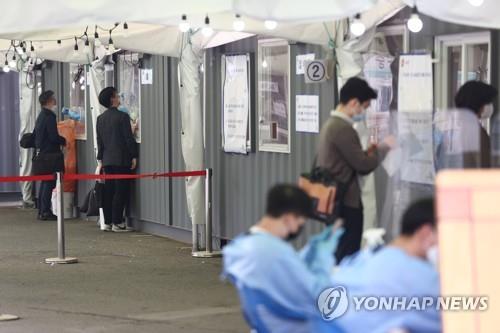 Citizens undergo virus tests at a makeshift virus testing clinic in Seoul on April 27, 2021. (Yonhap)