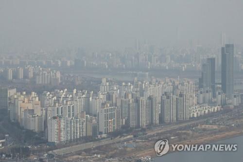 This undated file photo shows apartment complexes in Seoul. (Yonhap)