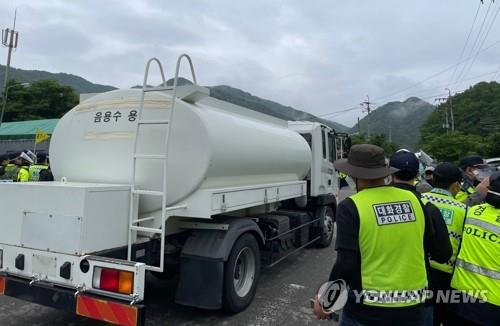 A water truck moves on a road leading to the U.S. Terminal High Altitude Area Defense (THAAD) base in Seongju, North Gyeongsang Province, southeastern South Korea, on May 18, 2021, after police dispersed demonstrators opposing the delivery of daily necessities for troops at the missile defense system's base. (Yonhap)