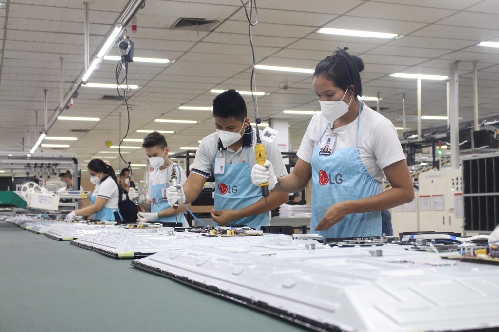 This photo provided by LG Electronics Inc. on June 1, 2021, shows workers at the company's plant in Manaus, Amazonas, northwestern Brazil. (PHOTO NOT FOR SALE) (Yonhap)