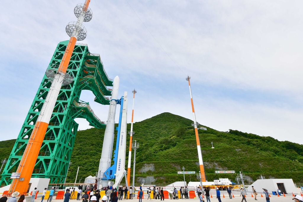 (LEAD) S. Korea unveils homegrown space rocket for first time