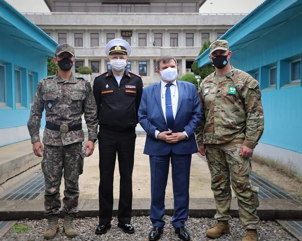This undated photo from the United Nations Command (UNC) Facebook page on June 4, 2021, shows Russian Ambassador to South Korea Andrey Kulik (2nd from R) and UNC officials at the inter-Korean border village of Panmunjom in May. (PHOTO NOT FOR SALE) (Yonhap) 