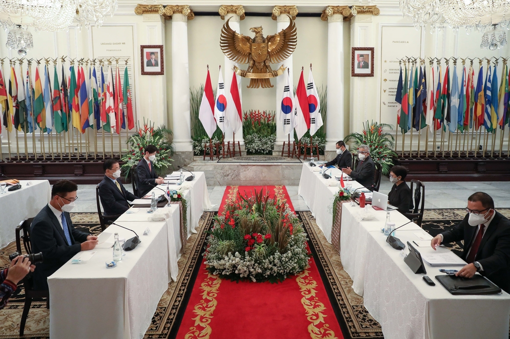 Foreign Minister Chung Eui-yong (L, center) holds talks with his Indonesian counterpart, Retno L.P. Marsudi, in Jakarta on June 25, 2021, in this photo provided by the foreign ministry. (PHOTO NOT FOR SALE) (Yonhap)