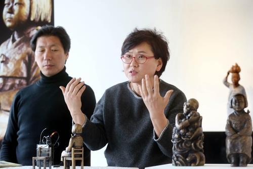 This file photo shows sculptors Kim Eun-sung (L) and Kim Seo-kyung. (Yonhap)