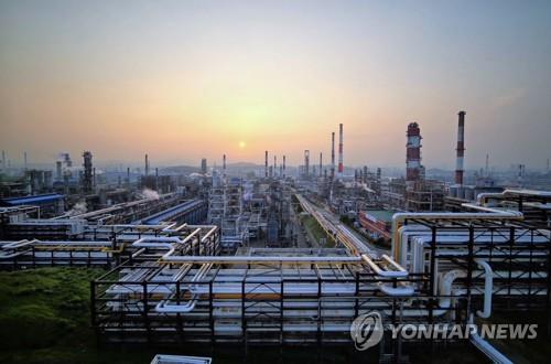 SK Innovation Co.'s petrochemical complex in Ulsan, 414 kilometers southeast of Seoul, is seen in this photo provided by the company on April 16, 2021. (PHOTO NOT FOR SALE) (Yonhap)