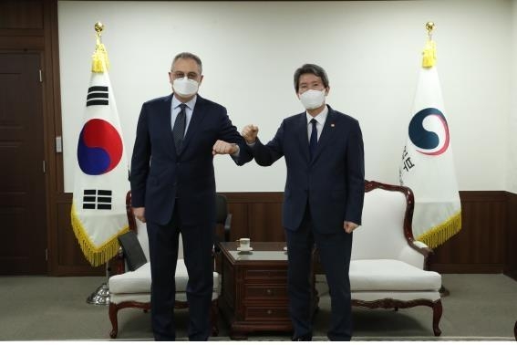 Unification Minister Lee In-young (R) poses for a photo with Russian Deputy Foreign Minister Igor Morgulov, who doubles as Russia's chief nuclear envoy, ahead of their talks in Seoul on Aug. 25, 2021, in this photo provided by the ministry. (PHOTO NOT FOR SALE) (Yonhap)