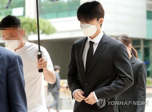 B.I, former leader of K-pop boy band iKON, appears for a court hearing at the Seoul Central District Court in southern Seoul on Aug. 27, 2021. (Yonhap) 