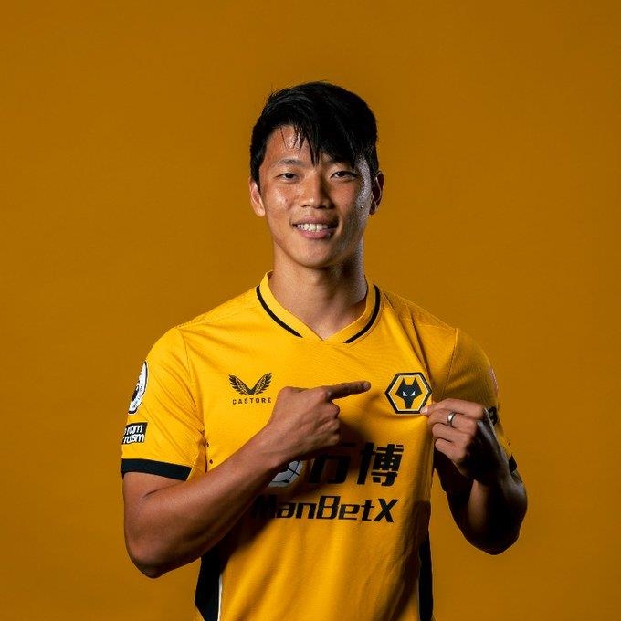 This photo captured from Wolverhampton Wanderers' Twitter page on Aug. 29, 2021, shows South Korean forward Hwang Hee-chan, the Premier League club's newest addition. (PHOTO NOT FOR SALE) (Yonhap)