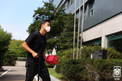 South Korean defender Kwon Kyung-won enters the dormitory at the National Football Center in Paju, Gyeonggi Province, on Aug. 30, 2021, at the start of training camp ahead of World Cup qualifying matches, in this photo provided by the Korea Football Association. (PHOTO NOT FOR SALE) (Yonhap)