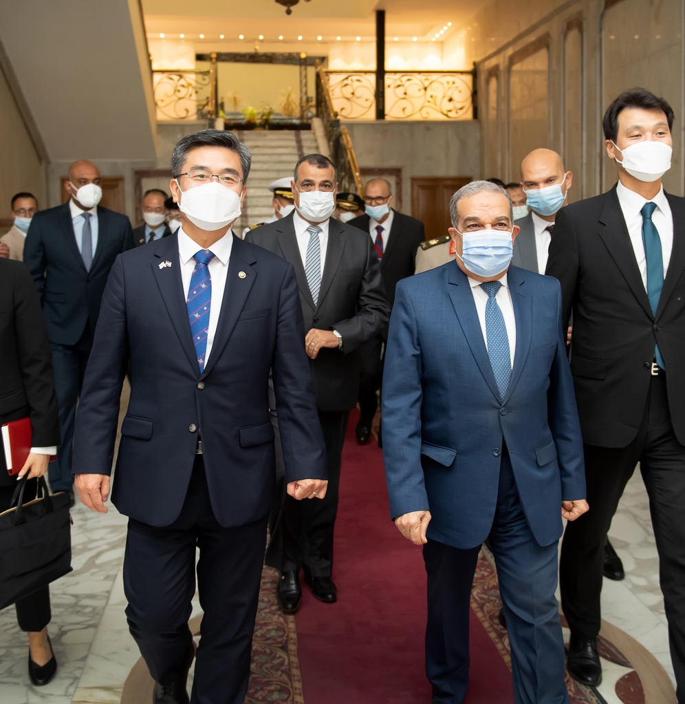 This photo provided by the defense ministry shows Defense Minister Suh Wook (L) with Egypt's defense industry minister Mohamed Ahmed Morsi during a two-day visit to the Middle Eastern country on Aug. 30, 2021. (PHOTO NOT FOR SALE) (Yonhap) 