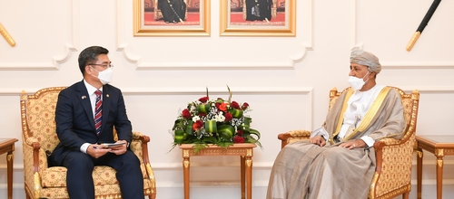 South Korea's Defense Minister Suh Wook (L) speaks with Oman's Deputy Prime Minister for Defense Affairs, Sayyid Shihab bin Tariq bin Taimur Al-Said, in Muscat on Sept. 1, 2021, in this photo provided by the defense ministry. (PHOTO NOT FOR SALE) (Yonhap)
