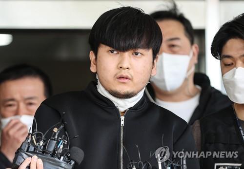 Kim Tae-hyun, suspected of killing a woman he had allegedly stalked and her two family members, is taken to the prosecution on April 9, 2021, in this file photo. (Yonhap)