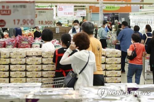 This undated file photo shows people shopping at a large discount store in Seoul. (Yonhap) 