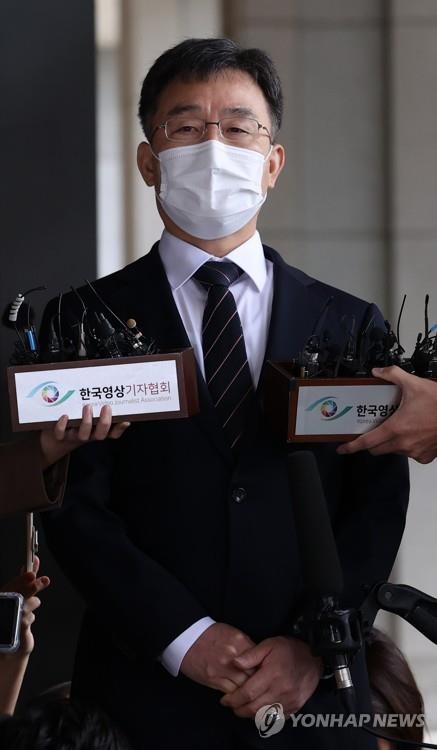 Asset firm owner at center of Seongnam development scandal appears for questioning