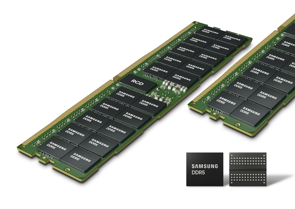 This photo, provided by Samsung Electronics Co. on Oct. 12, 2021, shows its 14-nanometer DRAM. (PHOTO NOT FOR SALE) (Yonhap)