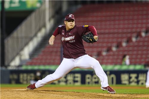 Cho Sang-woo of the Kiwoom Heroes pitches against the LG Twins during a Korea Baseball Organization regular season game at Jamsil Baseball Stadium in Seoul on Oct. 19, 2021, in this photo provided by the Heroes. (PHOTO NOT FOR SALE) (Yonhap)