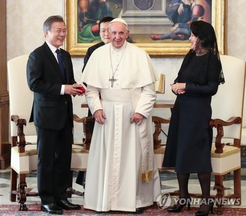South Korean President Moon Jae-in (L) smiles after receiving a rosary from Pope Francis during a courtesy call on the pontiff at the Vatican on Oct. 18, 2018, in this file photo. (Yonhap)