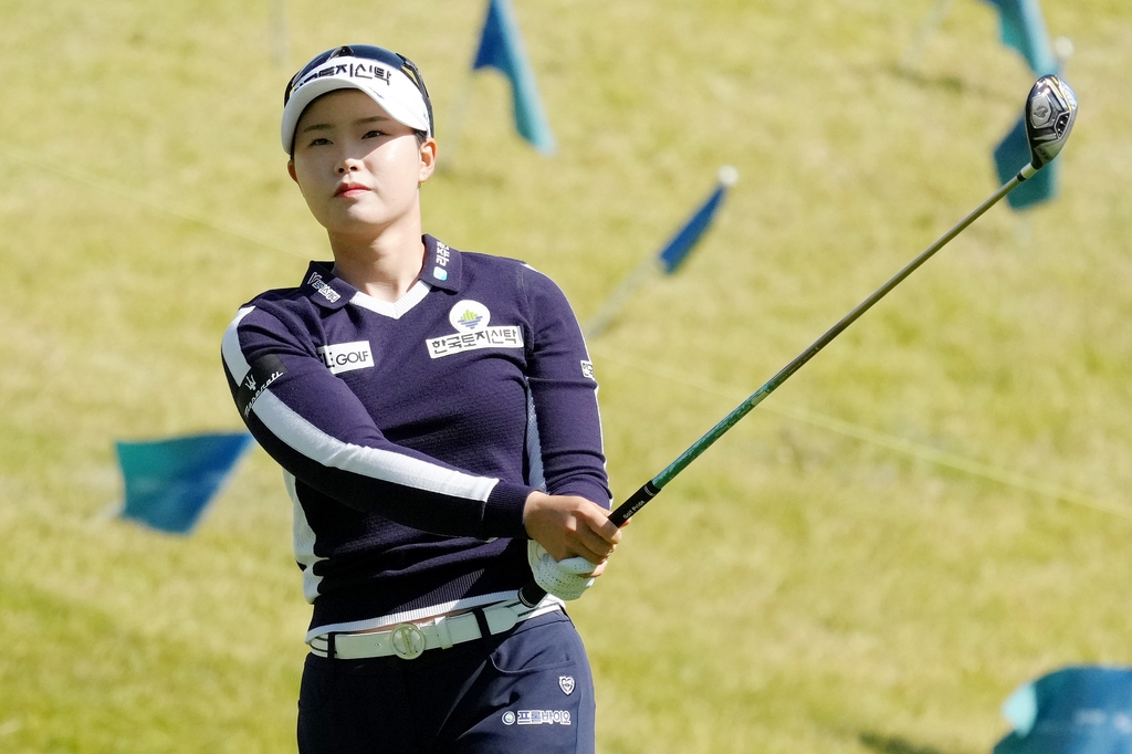 Lim Hee-jeong of South Korea watches her tee shot from the fourth hole during the third round of the BMW Ladies Championship at LPGA International Busan in Busan, some 450 kilometers southeast of Seoul, on Oct. 23, 2021, in this photo provided by BMW Korea. (PHOTO NOT FOR SALE) (Yonhap)