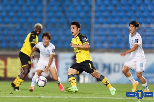 In this Aug. 11, 2021, file photo provided by the Korea Football Association, Choi Hyo-jin of Jeonnam Dragons (C) controls the ball against Pohang Steelers during the clubs' quarterfinal match at the FA Cup at Gwangyang Football Stadium in Gwangyang, some 420 kilometers south of Seoul. (PHOTO NOT FOR SALE) (Yonhap)