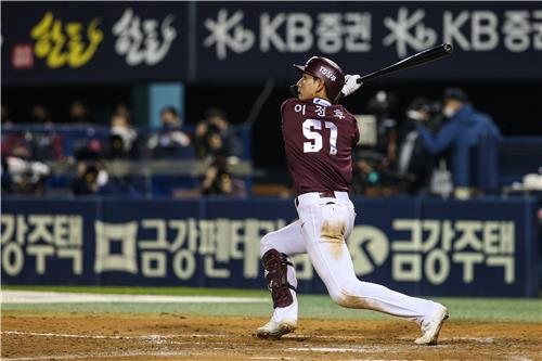 Lee Jung-hoo of the Kiwoom Heroes takes a swing against the LG Twins during a Korea Baseball Organization regular season game at Jamsil Baseball Stadium in Seoul on Oct. 21, 2021, in this photo provided by the Heroes. (PHOTO NOT FOR SALE) (Yonhap)