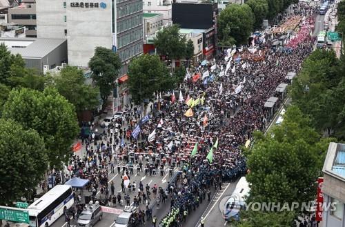 Members of the Korean Confederation of Trade Unions (KCTU) march down a street in Jongno Ward during a rally in Seoul on July 3, 2021. (Yonhap)