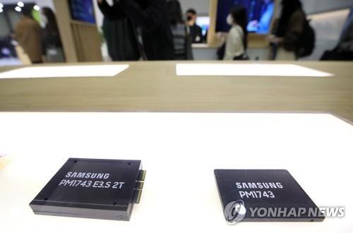 Samsung's memory products are on display at the Korea Electronics Show (KES) 2021 at COEX in Seoul on Oct. 27, 2021. (Yonhap)